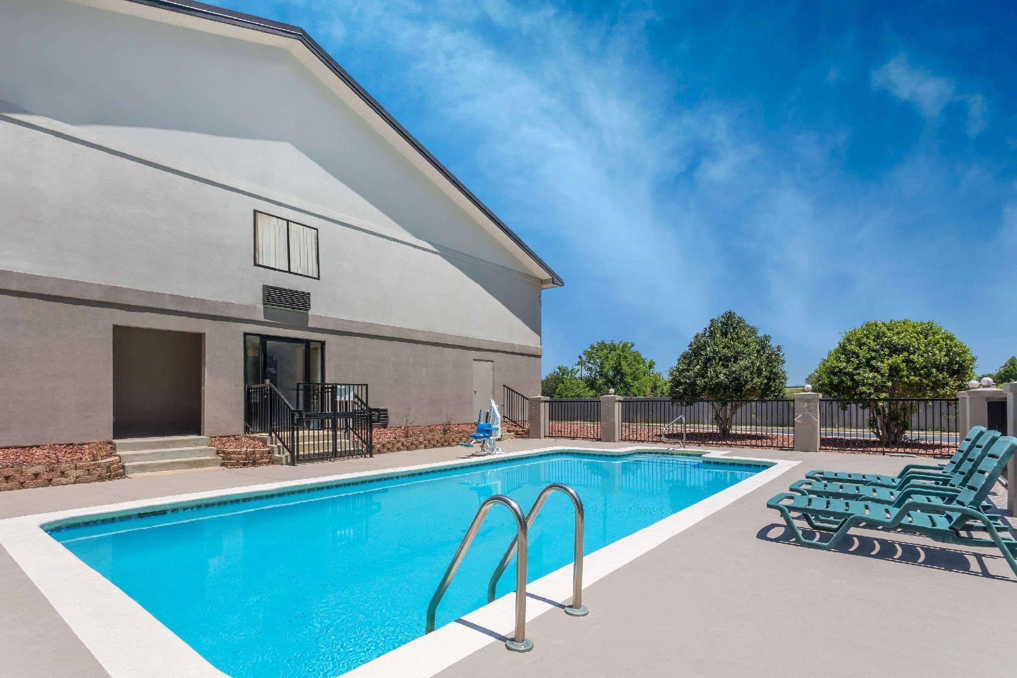Super 8 By Wyndham Montgomery I-65 Extérieur photo
